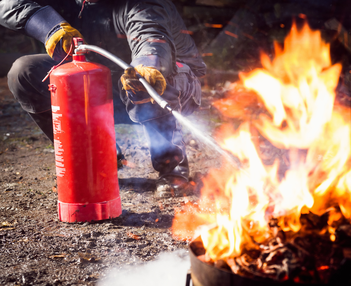 Profesional usando matafuego Vic Prime en acción contra incendio