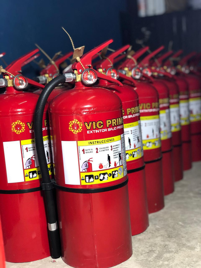 Fila de matafuegos Vic Prime listos para entrega